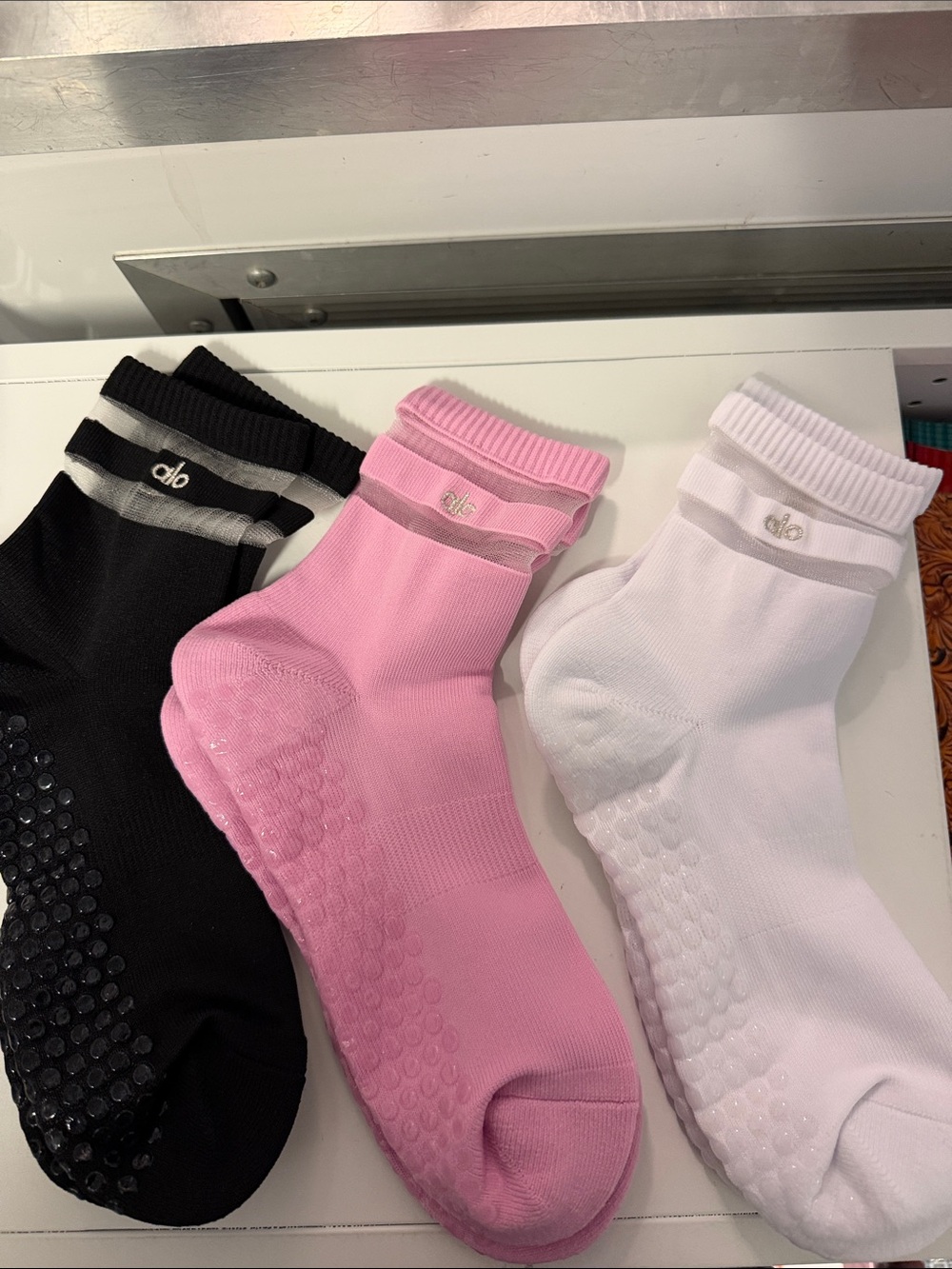ALO Yoga Non-Slip Ankle Socks — Black, Pink, White